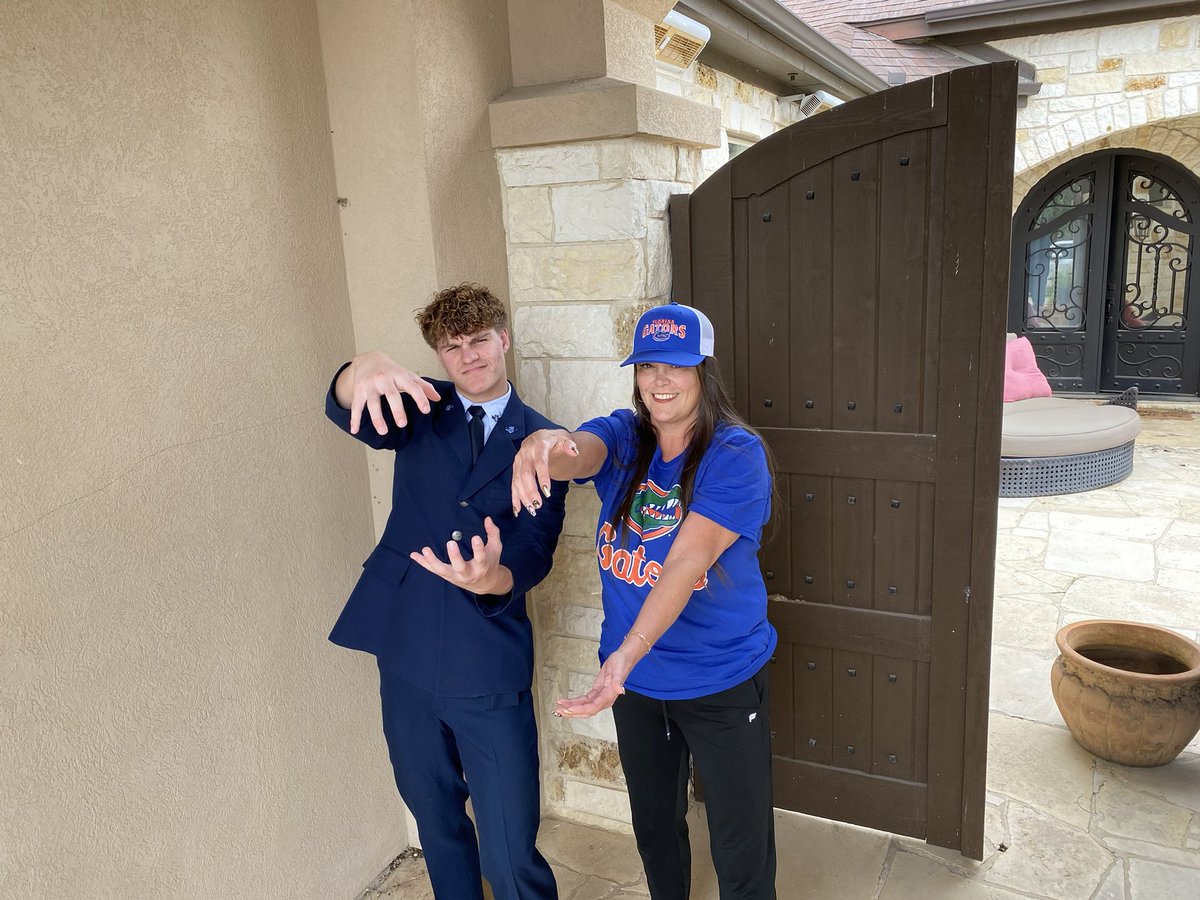 Leah S. Cesternino tweet media