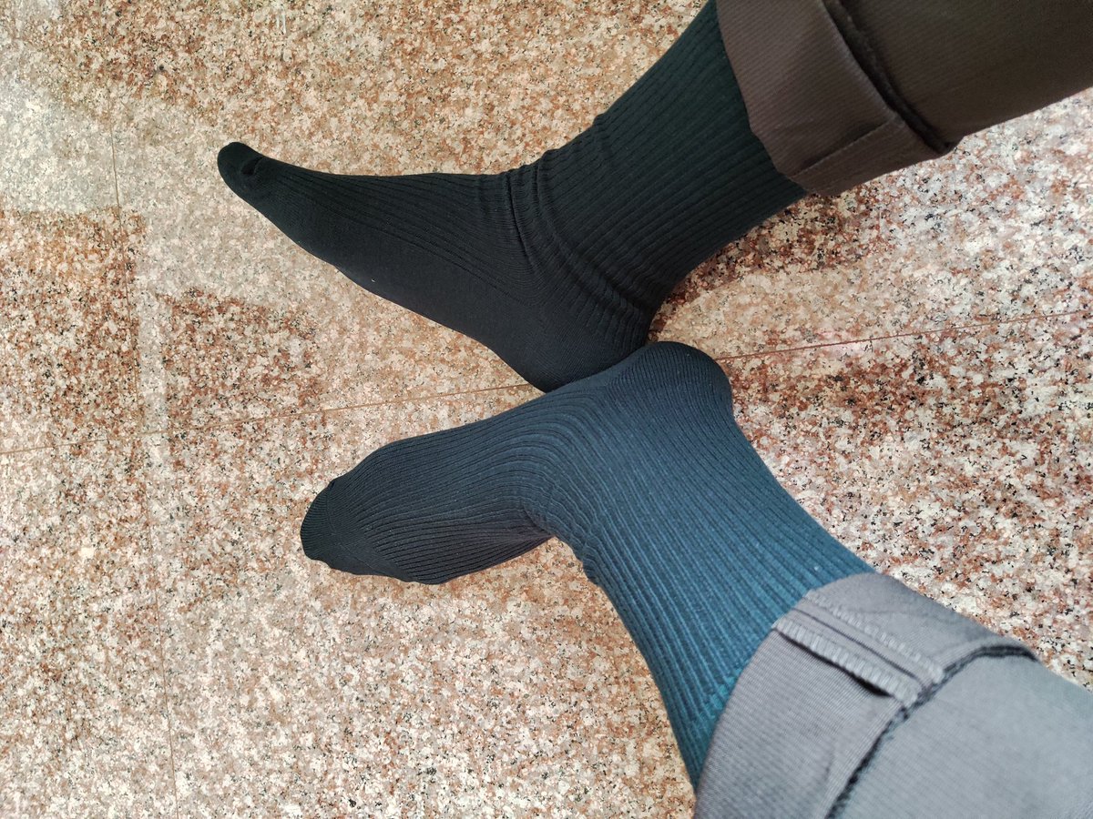 今天嘗試新的顏色😏
一樣是條紋襪好看嗎？