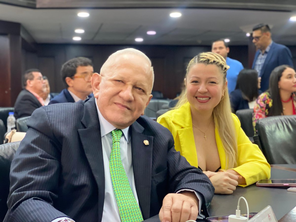 adbernabe's tweet photo. #AcciónDemocrática postula a una muchacha joven, con futuro e ideas nuevas, para la Gobernación de Carabobo, @anyelithetc, será nuestra candidata y propuesta para lograr una gran alianza, y en unidad derrotar al candidato del Psuv que solo representa el continuismo. 

Anyelith Tamayo, es nuestra Secretaria Juvenil Nacional y actual Diputada a la Asamblea Nacional; es la hora de las nuevas generaciones, sigamos dando prioridad a los talentos jóvenes de Venezuela. 

Carabobo, llegó la hora de que se abran las puertas del Capitolio para que las nuevas generaciones labren un mañana con oportunidades, progreso y bienestar. 

#ConADLoBuenoVuelve 🏳️🙌🏻