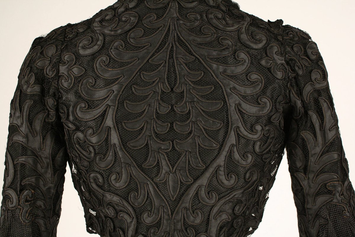 plummie9's tweet photo. American.

Elegant Mourning Dress, 1902.

Applique silk satin on net base , silk under-dress

© @metmuseum
 
#FashionHistory https://t.co/c0kFdZD16c
