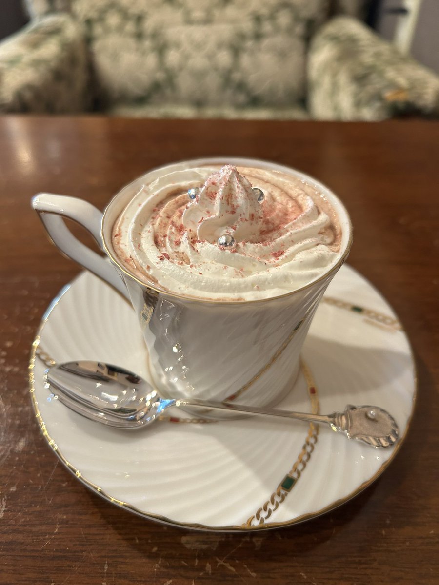 cafe_bardot's tweet image. 【週末は、桜メニュー🌸】

桜パウダーとアラザンのトッピングで真珠ちゃんのイメージを表現しました。ベースとなるドリンクは「ホットチョコレート」と「コーヒー」がございますので、お好みでお選びください☕️ 真珠ちゃんとCuteRobinのコト、お話ししましょう♪
#喫茶バルドー
#CuteRobin
#Lobin