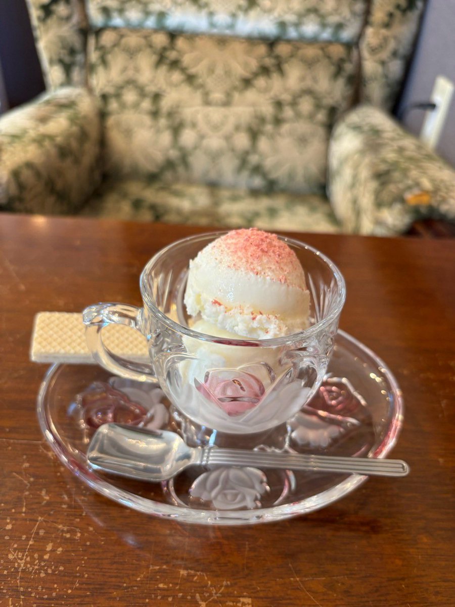 cafe_bardot's tweet image. 【週末は、桜メニュー🌸】

桜パウダーとアラザンのトッピングで真珠ちゃんのイメージを表現しました。ベースとなるドリンクは「ホットチョコレート」と「コーヒー」がございますので、お好みでお選びください☕️ 真珠ちゃんとCuteRobinのコト、お話ししましょう♪
#喫茶バルドー
#CuteRobin
#Lobin