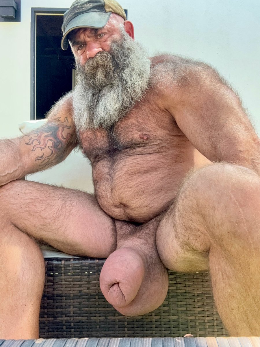 Anyone hungry to worship a massive junk? Get in your knees then 😈🐷