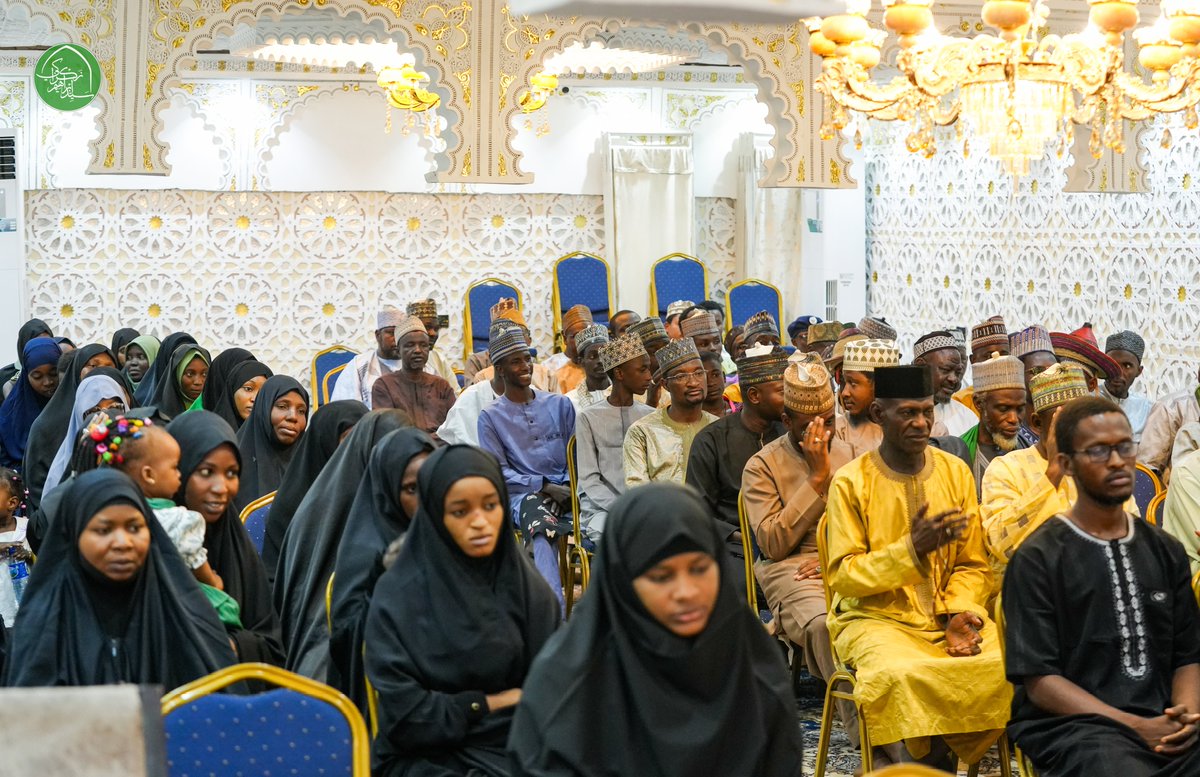 Leader Sheikh Ibraheem Zakzaky (H) met with representatives of various fora, among others, at his residence in Abuja, during an Eid homage paid to him by brothers and sisters of the movement.