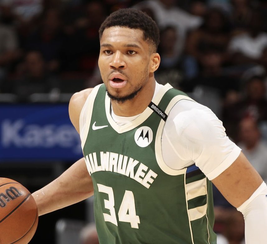 Giannis Antetokounmpo last two games:

71 PTS
32 REB
30 AST

The first player to have 70/30/30 over any 2-game span since Wilt Chamberlain (1968).