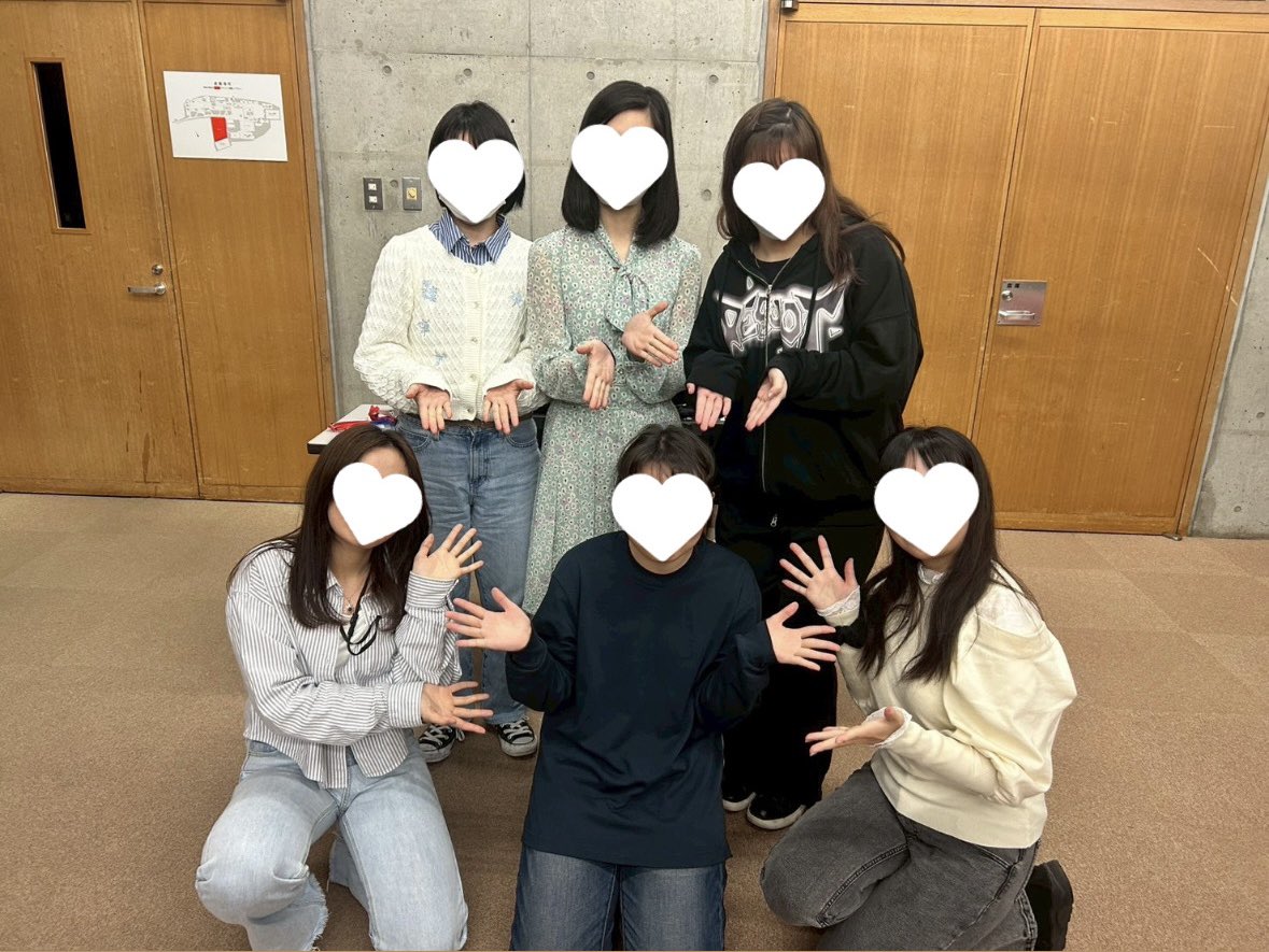 gwc_chorus's tweet photo. ごきげんよう🌸
女子大女声合唱団です！
先日は雅祭後に女子大第1回練習体験会を
行いました🎹
1名の新入生の方に参加して頂き、
合唱の醍醐味である美しいハモリを
体感して頂けたのではないかと思います！ぜひ興味がある方は、新歓お問い合わせフォームや、dmでのご連絡をお待ちしております！✉️ https://t.co/5aW66ohWNP