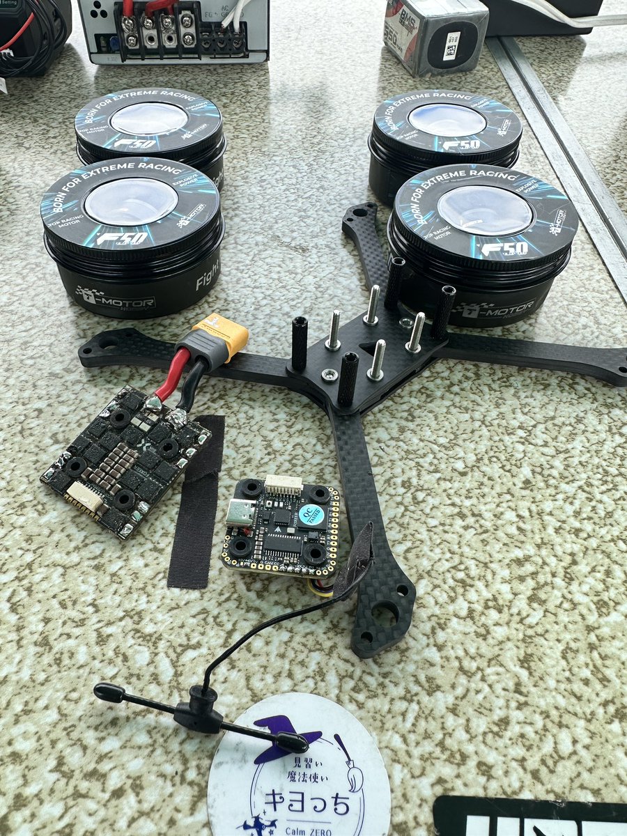 飛行場に着いたので機体を組みます！