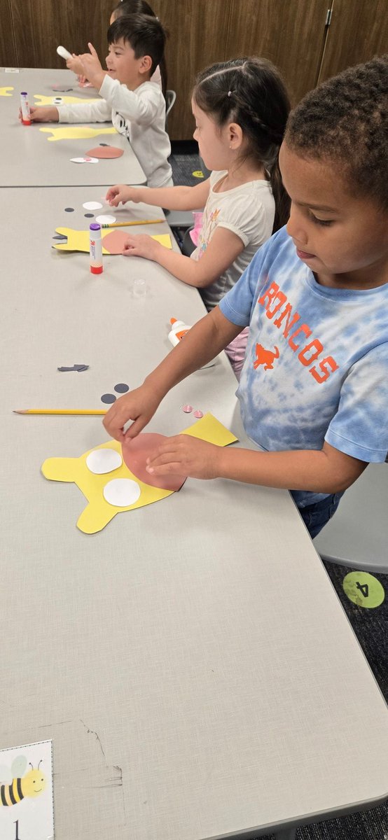 MrsRodgers250's tweet image. My little Broncos were all in as they learned about mammals this week. They got a chance to learn fun facts and "stretch" their fine motor skills as they made their giraffe hats.
@BrosnahanES @CyFairISD @PrinSilliman #MammalMoments #FunWhileLearning
