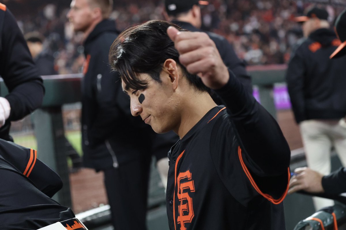 4타수 3안타 2 2루타 미친 활약에 홈 관중들 정후 라 미친 연호…. 이정후 수줍게 화답!!! #이정후 #SFGiants