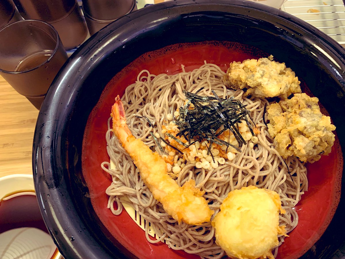 mikuhshs's tweet photo. そば処とんぼに行ってきたー！
そば3玉分まで値段が変わらなかったので
当然3玉頼みました！
天ぷらは海老、卵、舞茸！
舞茸は2個付いてきてお得な気分♪
そばの食感も良くてボリューム満点で良かったー！😇
 #そば処とんぼ https://t.co/iWZB5Froih