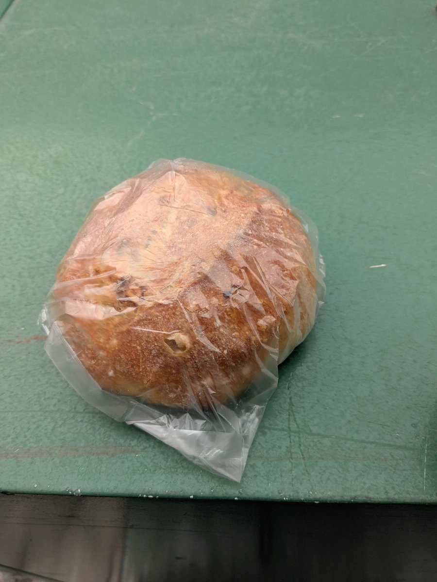 昨日の散歩のお供のくるみパン
くるみゴロゴロのしっとりバターも効いてて、とても美味しい
腹持ちも良いのだ
