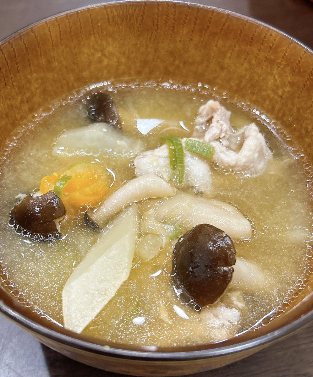 妻が作る味噌汁(*ټ )

🤤🤤🤤

＃おうちごはん
＃飯テロ