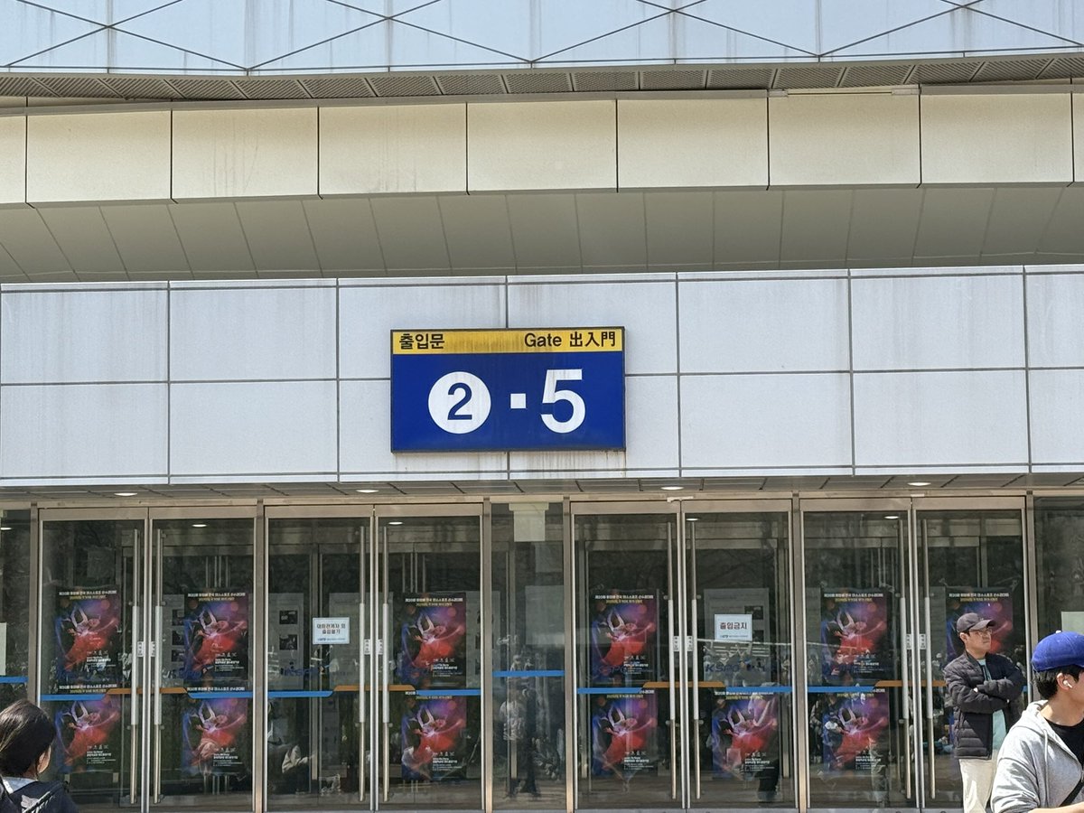 ariana9586's tweet photo. 4월6일 막콘 현장수령 &amp; 나눔 장소 공지

2-5게이트 앞쪽 무인정산기 바로 옆 돗자리!
수량 정말정말 많으니까 그냥 오세요!!!!
나눔하다보면 연락 체크 힘드니까 그냥오세요!!!ㅎㅎ https://t.co/aoKzzDXp8n