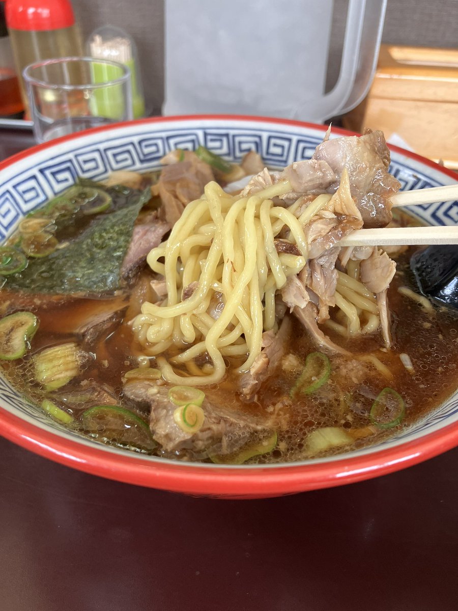 Raid_SSTR10th's tweet photo. 雨降る前にラーツー。今日は十日町のヒグマさん。やさしい生姜だね。チャーシューが色んな部位入っててうまい！ https://t.co/CbWMaRlVU7