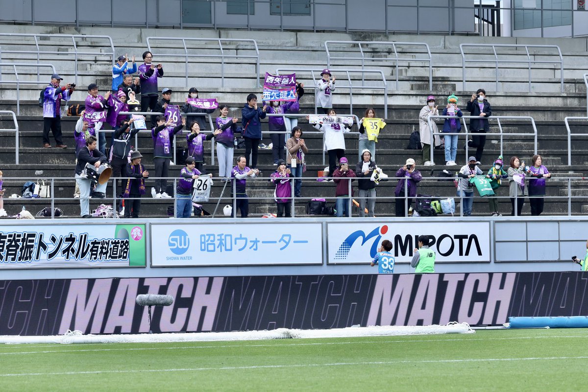 bz_178tak257's tweet image. 古巣対戦となった西矢選手
どこのチームよりも負けたくない、勝ちたい試合だったと思います
ユニやタオルを持った藤枝サポさん多かったなぁ
ありがとうございました

#西矢健人　
#サガン鳥栖
#藤枝MYFC