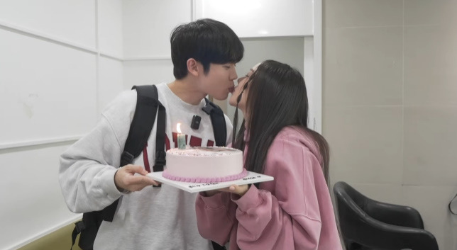tang__kira's tweet photo. Walah di Music Bank aja kita ngontrak

Sebelum tampil di stage Music Bank, Ailee disemangatin sama suaminya, Choi Sihun. 

Selain emotional support dan pelukk. Choi Sihun juga bikinin dosirak/Lunch BOxes buat Ailee dan para staff.

https://t.co/oUb7huzL3y https://t.co/R4ELtGGJVQ