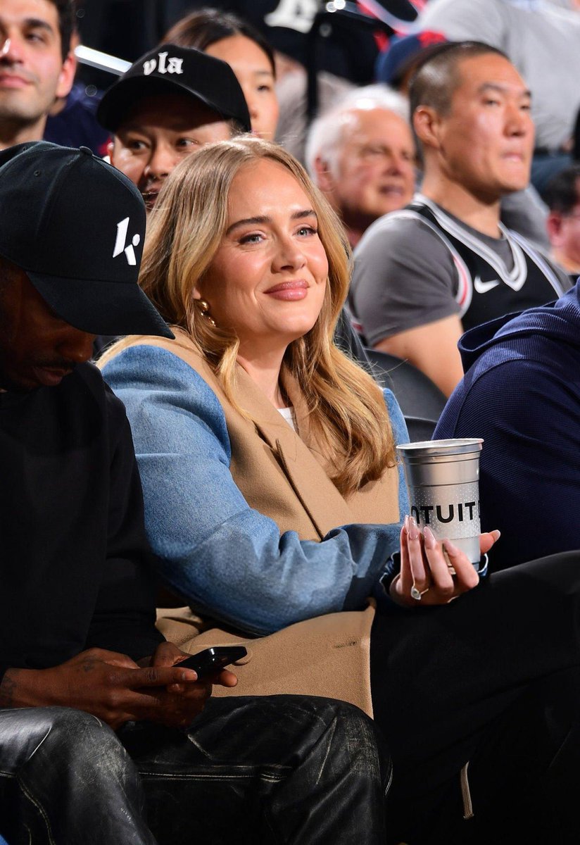 adeleonlinecom's tweet photo. ADELE 🥰 https://t.co/uVBOHvTfbu