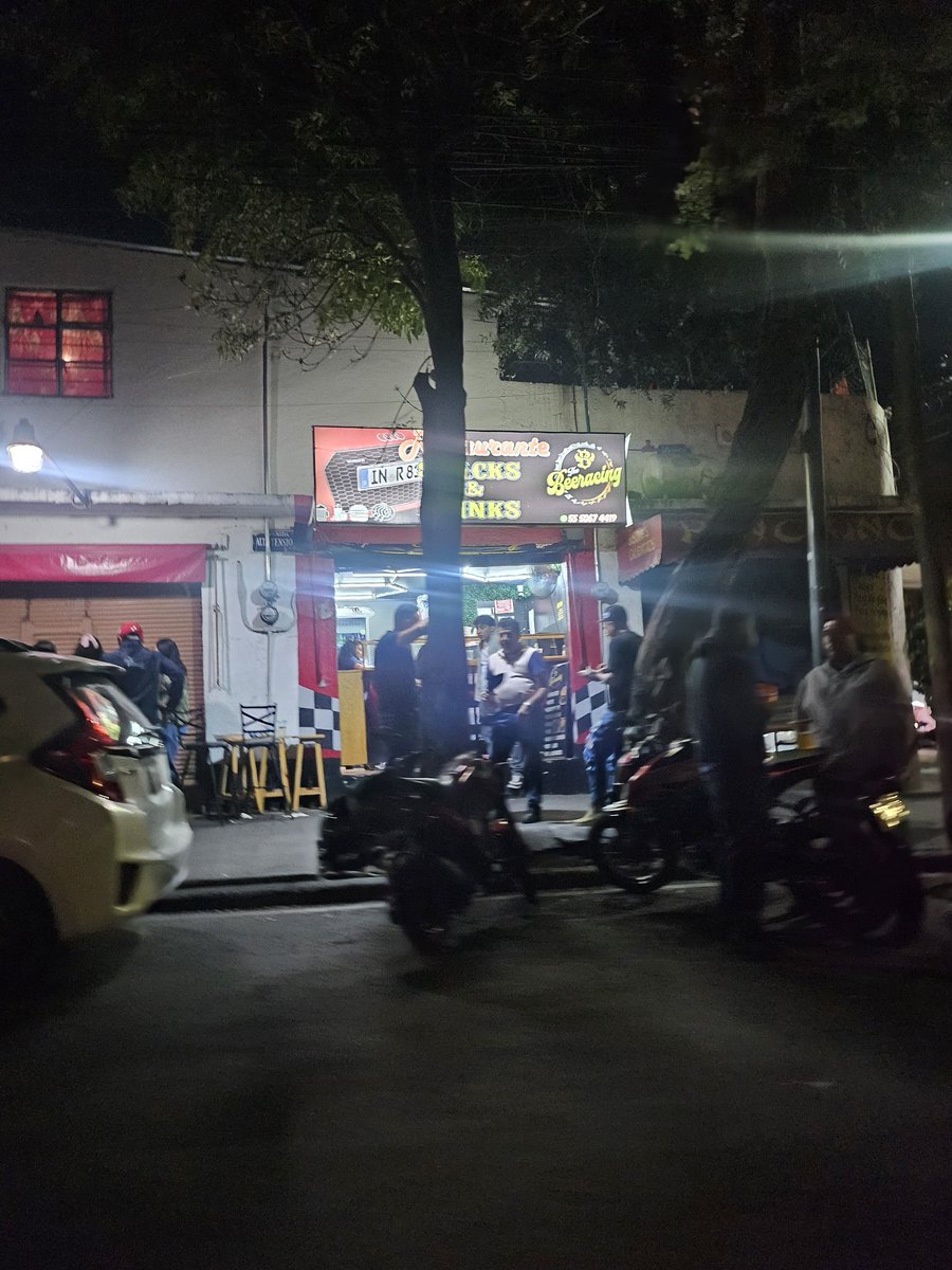 Mely_sandate's tweet photo. Ya es una burla Nuevamente Menores de edad tomando en la vía  pública, obstruyendo la banqueta, ¿Que clase de burla es esta? ¿Para cuando esta cheleria? O hay algún tipo de #corrupción? @LopezCasarinJ @AlcaldiaAO @UCS_GCDMX @locatel_mx av del rosal esquina alta tensión, Alvaro O. https://t.co/WL18hrMvS4