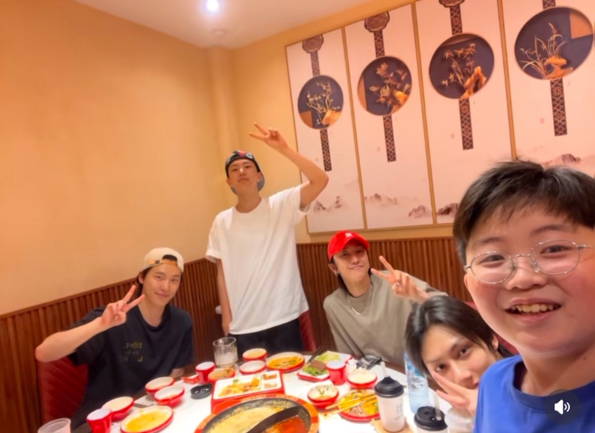 ulthorangdan's tweet photo. performance unit went out to eat hotpot today! the store owner’s son took a pic with them 🌟 aaaaaa this is so cutee https://t.co/p2hUx4zGqF