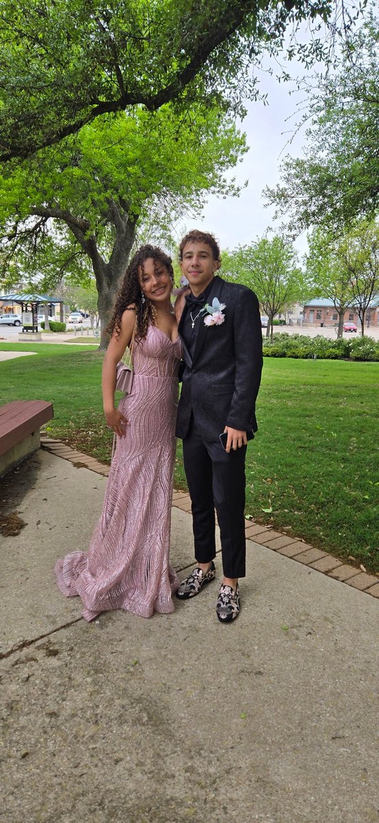 shellbell1283's tweet image. Our baby boy took this beauty to prom 🥰 #prom #seniors