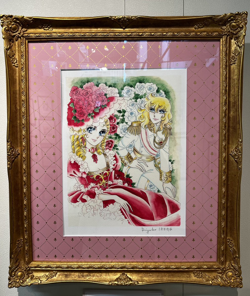 shop_tokyoatom's tweet photo. ギャラリーでは現在『#ベルサイユのばら版画展』を開催中！美麗な88グラフを展示•販売中！
それぞれの名シーンが繊細に描かれた作品は、上質な額装とともに物語の世界観を表現した空間でご覧いただけます。
会場装飾にも注目です。ベルばらの世界観に浸れる優雅な時間を、是非体感しにきてください🌹 https://t.co/Fbi5qWimye