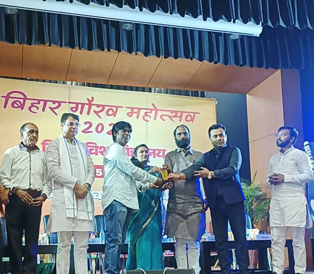 manish107msh's tweet image. 💐बिहार गौरव महोत्सव 2025 के कार्यक्रम में मुझे सम्मानित किया गया। बिहार की माटी को नमन, वंदन और अभिनंदन। विकसित बिहार से ही विकसित भारत की परिकल्पना साकार होगी। रामजस कॉलेज में यह आयोजन बेहद सफल और शानदार रहा।
@NitishKumar
@iChiragPaswan