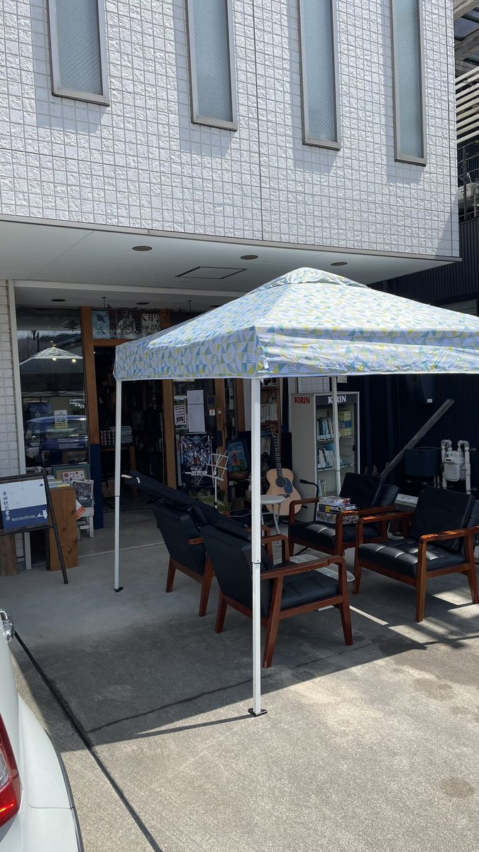 horikawashinji's tweet photo. 幸田駅前書店ライブスタートしました♪

テラス席、良い天気になって良かった😌 https://t.co/SdBQm6laJI