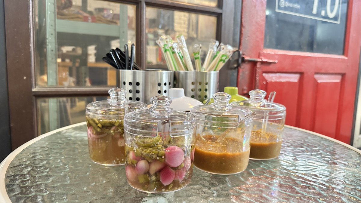 Sudah siap disantap, di KOZI Gudang Selatan setiap harinya jam 11-20 ya. Untuk sambal ada 2 macem, di wadah transparan sambal bawang, di wadah non transparan sambal bawang tauco. Acarnya ada 3; cengek, cabe gendot, bawang merah. Boleh ambil sepuasnya asal diabisin. KOZI Coffee HQ