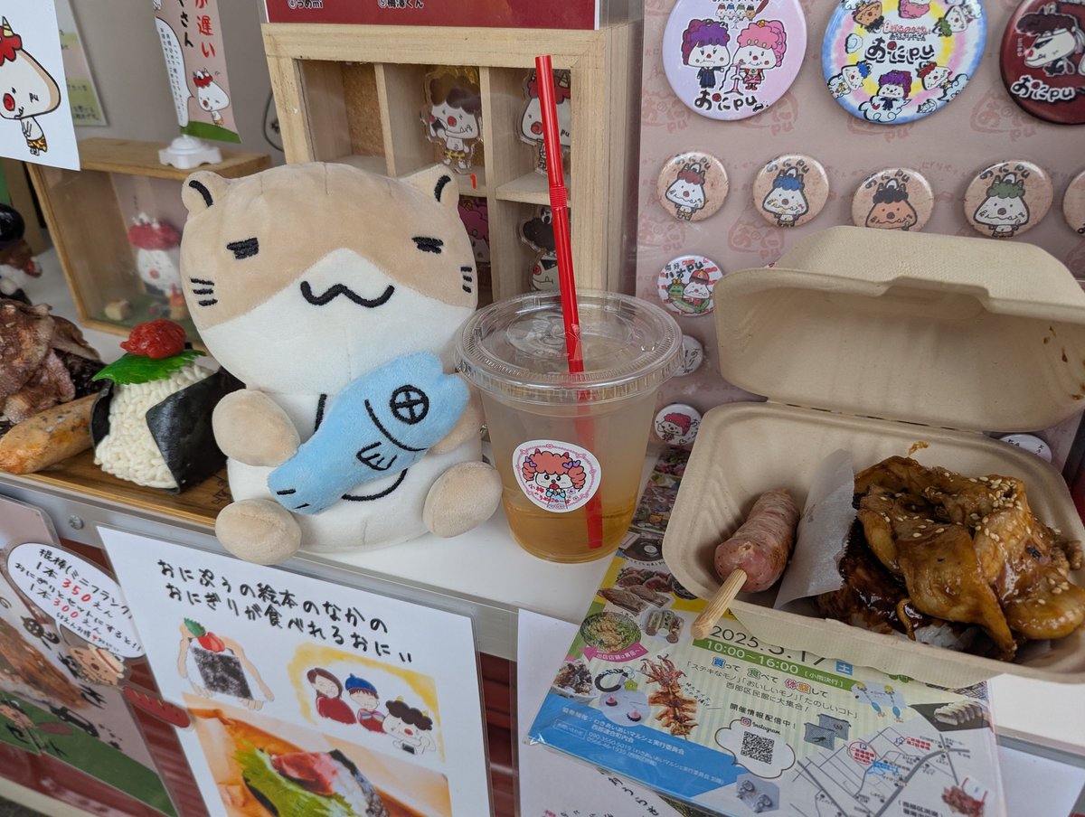 nekonikukyu222's tweet photo. 庄内緑地公園の桜祭りにて
日曜日出没のレアっ子猫さん😺
おにぎり屋おにpuさん@onigiriya_onipu とレインボーキッチンさん@RKitchen777へ🐈⬛トコトコ🐾
今の所天気はもってます☁
このまま降らないことを祈ります♪
#おにぎり屋おにpu
#RainbowKitchen https://t.co/4SJb6NWkO8