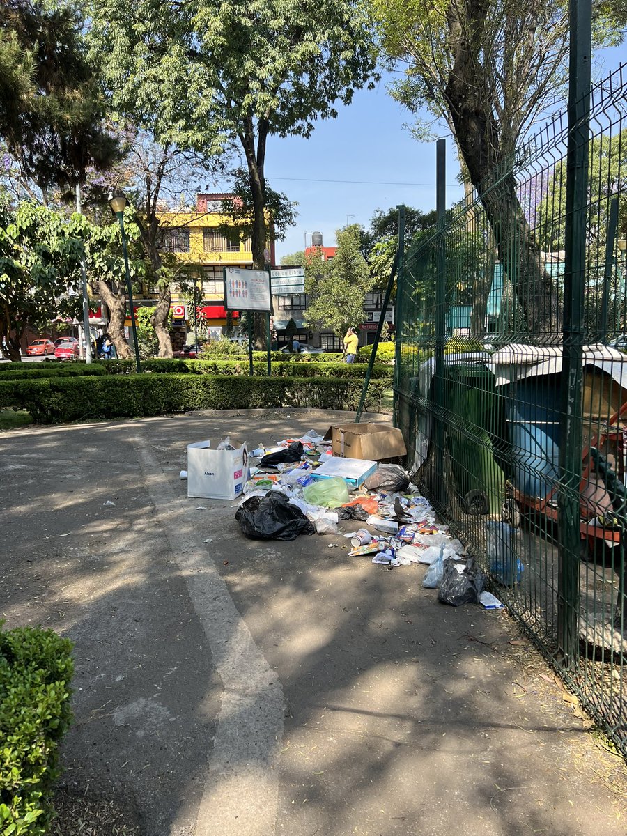 Daniela Suárez (@_danielasuarez_) on Twitter photo <a href="/LuisMendozaBJ/">Luis Mendoza Acevedo</a> Le falta llegar a la Postal a recuperar los parques y a traer más gente para el mantenimiento de los mismos porque aquí los propios vecinos incultos salen a tirar su basura al parque todas las noches.
No importa el día o la hora. Casi siempre está así.
<a href="/BJAlcaldia/">Alcaldía de Benito Juárez</a> <a href="/LuisMendozaBJ/">Luis Mendoza Acevedo</a> Le falta llegar a la Postal a recuperar los parques y a traer más gente para el mantenimiento de los mismos porque aquí los propios vecinos incultos salen a tirar su basura al parque todas las noches.
No importa el día o la hora. Casi siempre está así.
<a href="/BJAlcaldia/">Alcaldía de Benito Juárez</a>