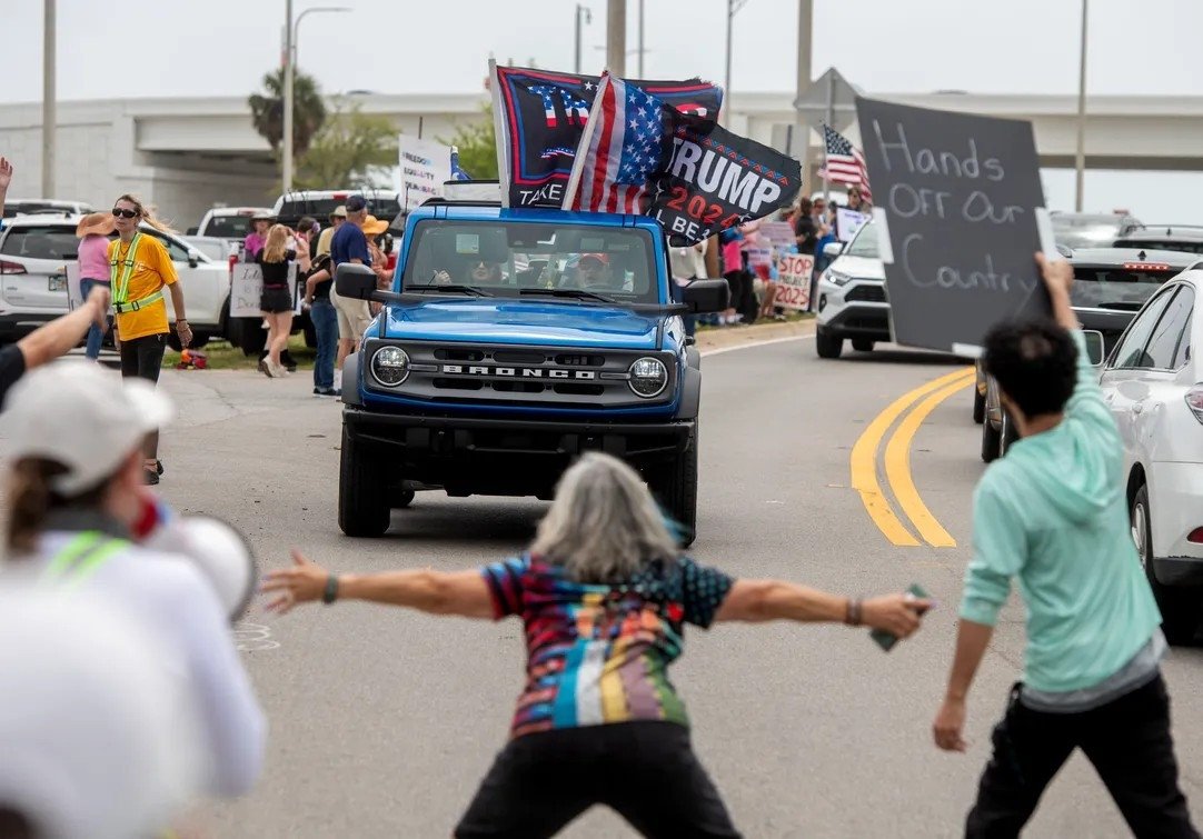 YourAnonCentral's tweet image. Brave USians faced down MAGA loyalists in Pensacola, Florida and won. #3E #Handsoff #FiftyFiftyOne

📷 John Blackie/Pensacola News Journal