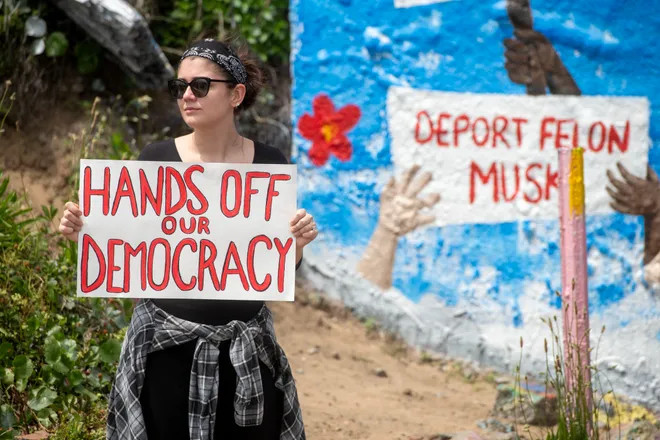 YourAnonCentral's tweet image. Brave USians faced down MAGA loyalists in Pensacola, Florida and won. #3E #Handsoff #FiftyFiftyOne

📷 John Blackie/Pensacola News Journal