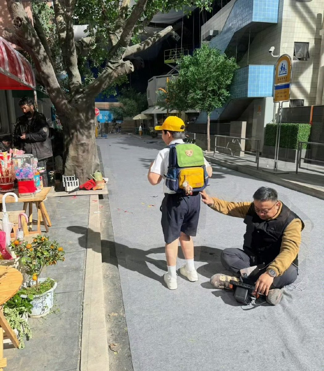 Okcd_aktf's tweet photo. the kid who starred with Yibo in the Bananain ad wrote about him:

"He didn't act like a star at the scene, but he didn't seem to like to laugh. He only smiled when he sent wechat messages...."

WHO ALWAYS MAKE YOU HAPPY ON THE PHONE??😏🤭 (cpn!) https://t.co/PBaX68HGw0