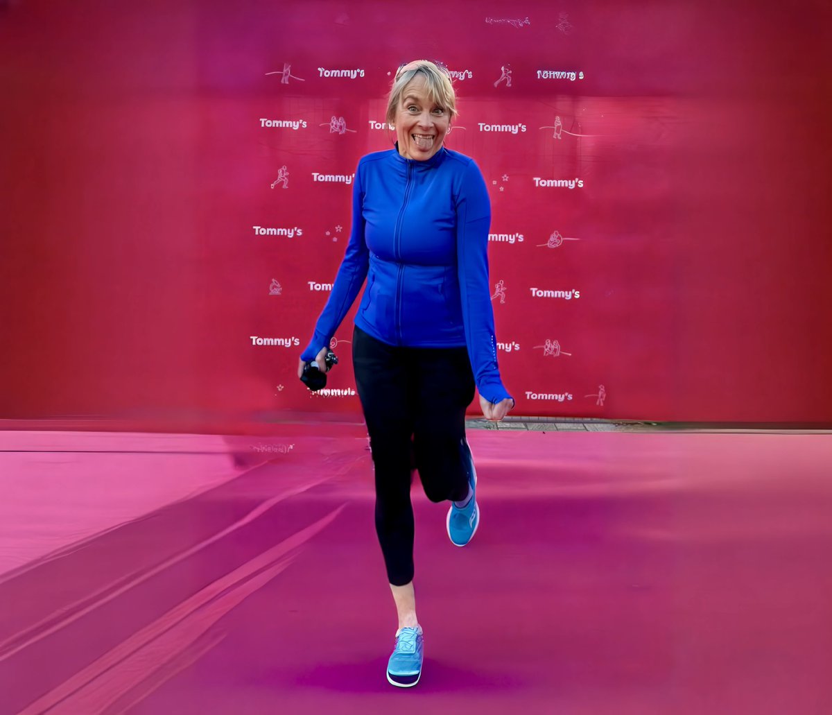 raymach1's tweet photo. 💙🖤 Louise Minchin 🖤💙

#LouiseMinchin
#Pose 
#londonlandmarkshalf https://t.co/EiHCXrhrEs