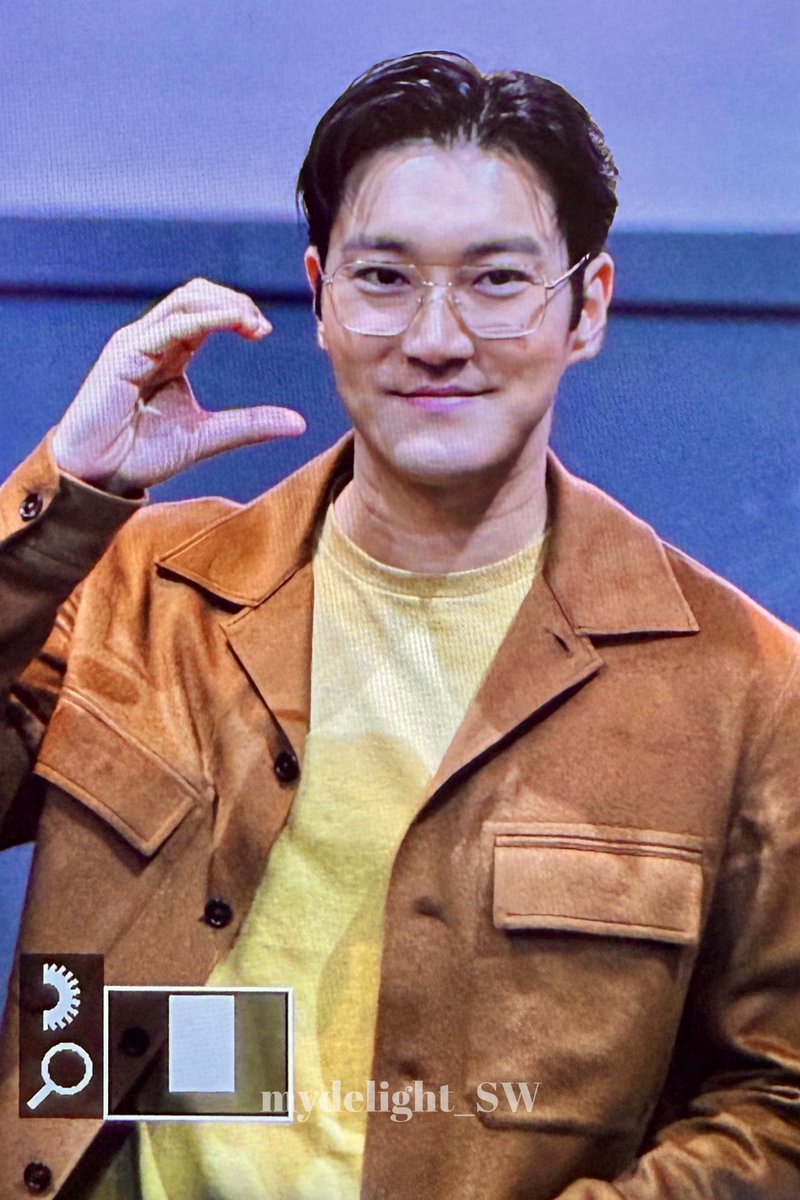 250406 로비 무대인사 

귀엽기까지 한 어떤 미남…………🫶🏻

#시원 #최시원 #SIWON #崔始源 #シウォン 
#슈퍼주니어 #SUPERJUNIOR