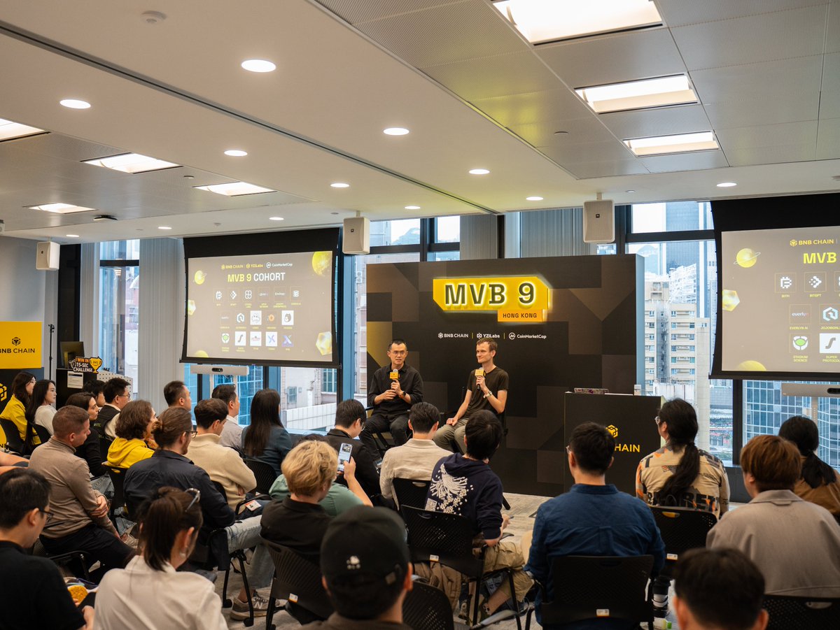 BNBCHAIN's tweet image. Looked who stopped by at #MVB9 👀

Great to see @cz_binance &amp;amp; @VitalikButerin #InsideMVB and thanks for coming!