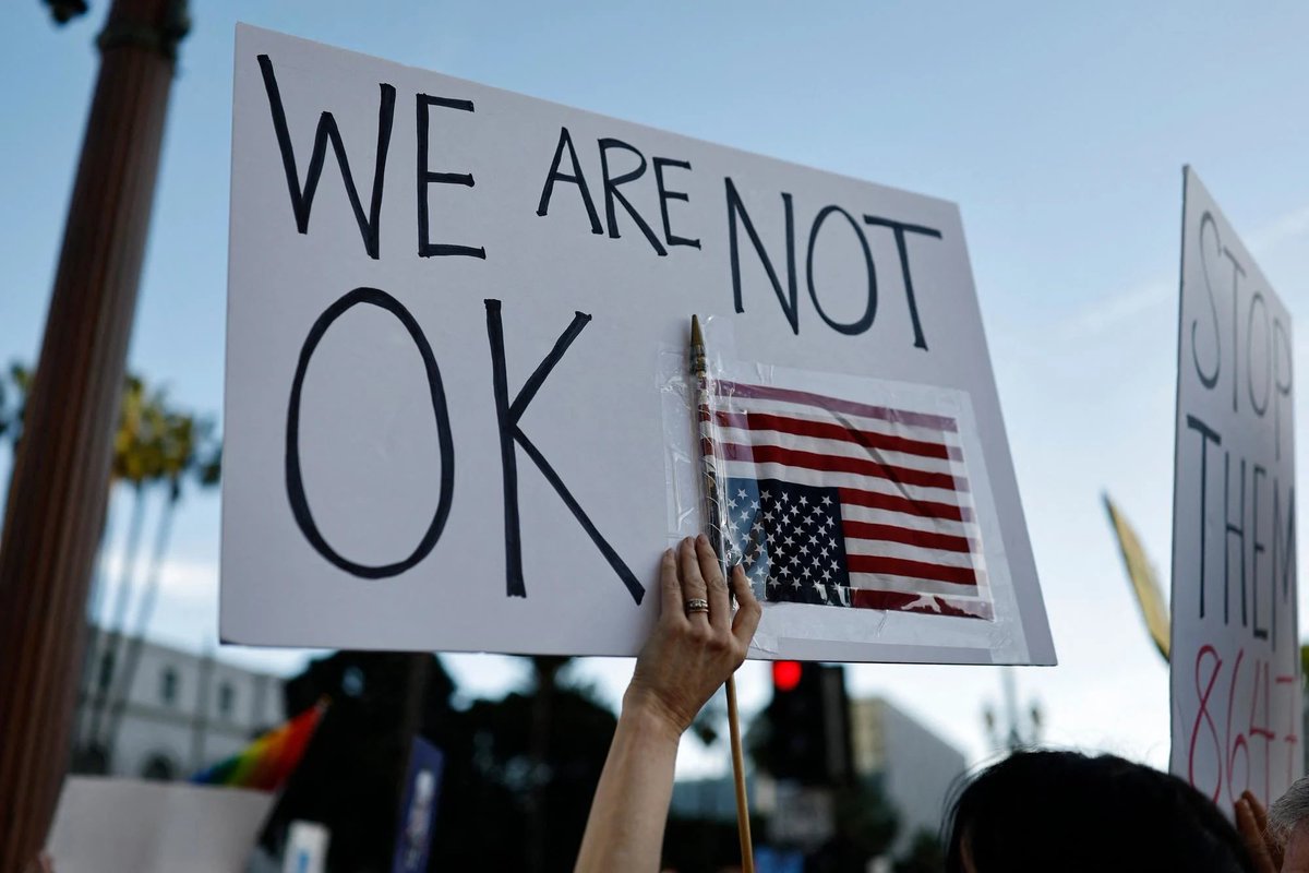 TheNancyRoc's tweet image. 🇺🇸 Étoiles tête en bas : des drapeaux US renversés brandis par les anti-Trump ce 5 avril. Un symbole détourné… autrefois utilisé par les pro-Trump eux-mêmes. #HandsOff #Protestations #USA #NRoc