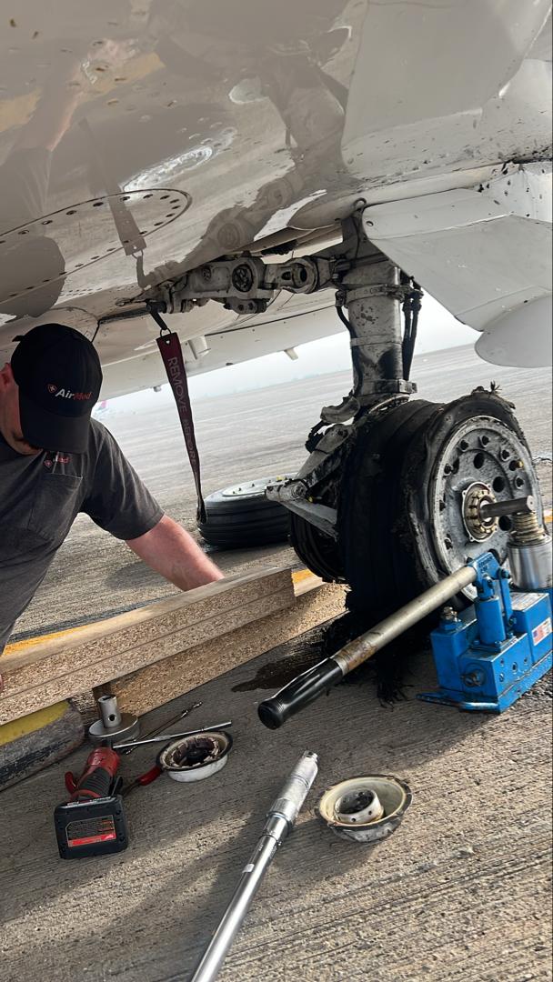 FelixKwakyeOfo1's tweet photo. These pictures show engineers fixing damaged tyres on the landing gear of Air Med Aircraft at the Kotoka International Airport.The damaged parts and engineers were brought in by a different aircraft,reason why it stayed here for five days.Don't let anyone lie to you. https://t.co/gzngUyEIhs