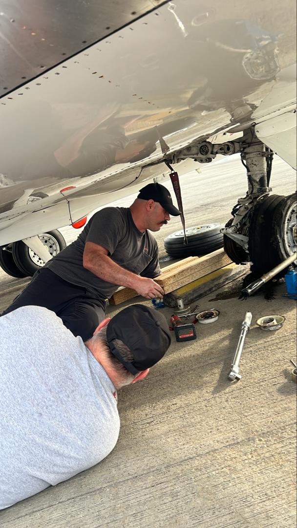 FelixKwakyeOfo1's tweet photo. These pictures show engineers fixing damaged tyres on the landing gear of Air Med Aircraft at the Kotoka International Airport.The damaged parts and engineers were brought in by a different aircraft,reason why it stayed here for five days.Don't let anyone lie to you. https://t.co/gzngUyEIhs