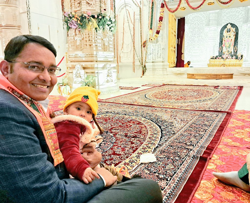 💐💐💐💐श्री राम जन्म 💐💐💐💐
भये प्रगट कृपाला दीनदयाला कौसल्या हितकारी । हरषित महतारी मुनि मन हारी अद्भुत रूप बिचारी ॥ लोचन अभिरामा तनु घनस्यामा निज आयुध भुज चारी । भूषन वनमाला नयन बिसाला सोभासिन्धु खरारी ॥
चैत्र महीने के शुक्ल पक्ष की राम नवमी की हार्दिक शुभकामनाएं