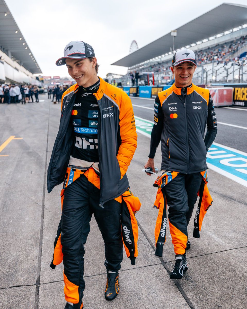Having a laugh 🥰

#McLaren | #JapaneseGP 🇯🇵