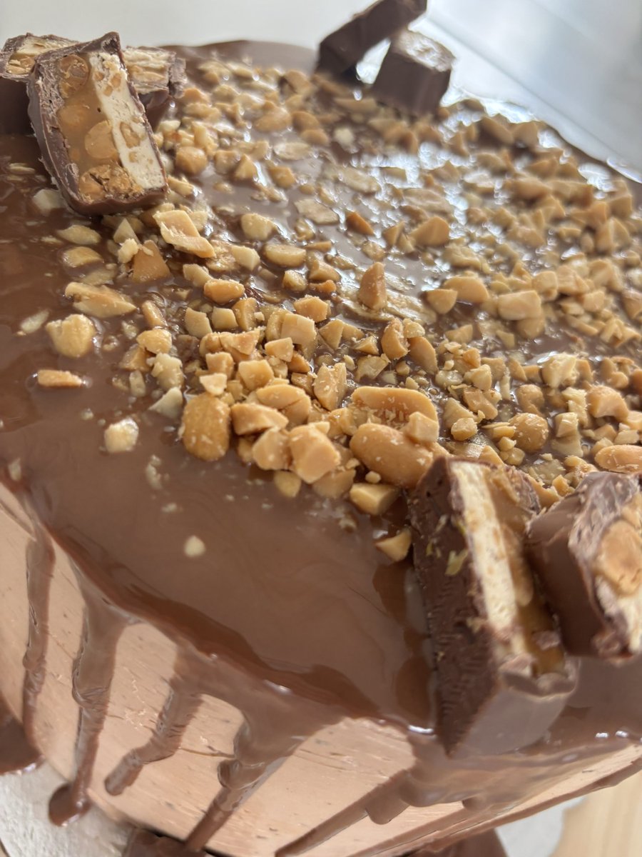 Hazudnék, ha azt mondanám nem vagyok fáradt, a tökéletestől irtó messze van, de ez a hétvége termése:

Málnás-pisztácia torta és Snickers torta apa és mama szülinapra 🥰