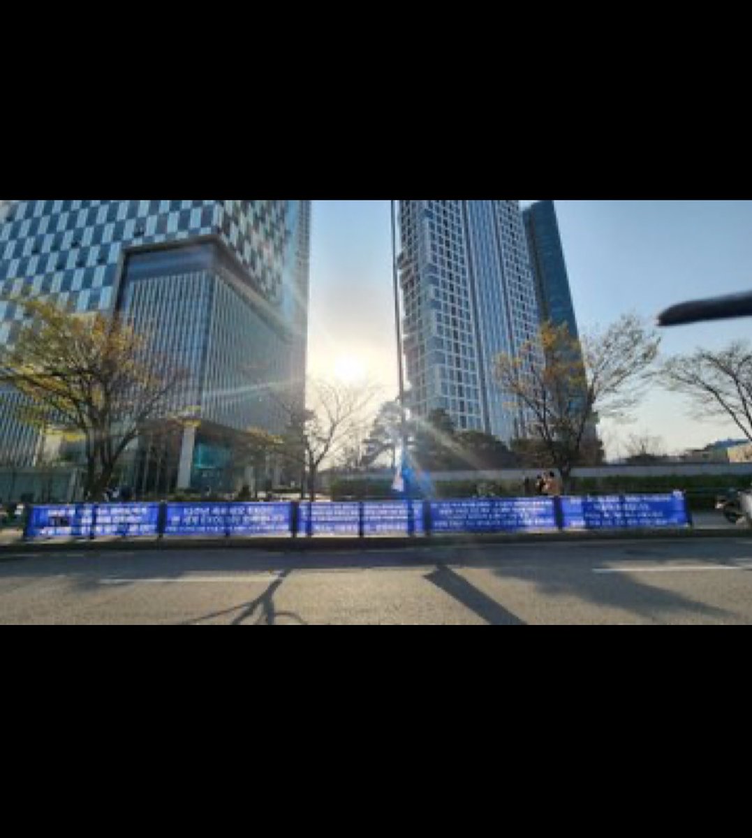 اون اقایی که میگفت بهم نگین” کمپانی اکسو”صبح تا صبح باید از جلوی بنرای حمایتی اکسو رد شه بره تو کمپانی‌ای که با پول اکسو ساخته =)

You can’t silence us. You can’t erase CBXL from EXO <a href="/SMTOWNGLOBAL/">SMTOWN</a> 

WE ARE ONE WITH EXO.

#EXO_is_NINE #CBXL_is_EXO
#CBXL와함께하는엑소