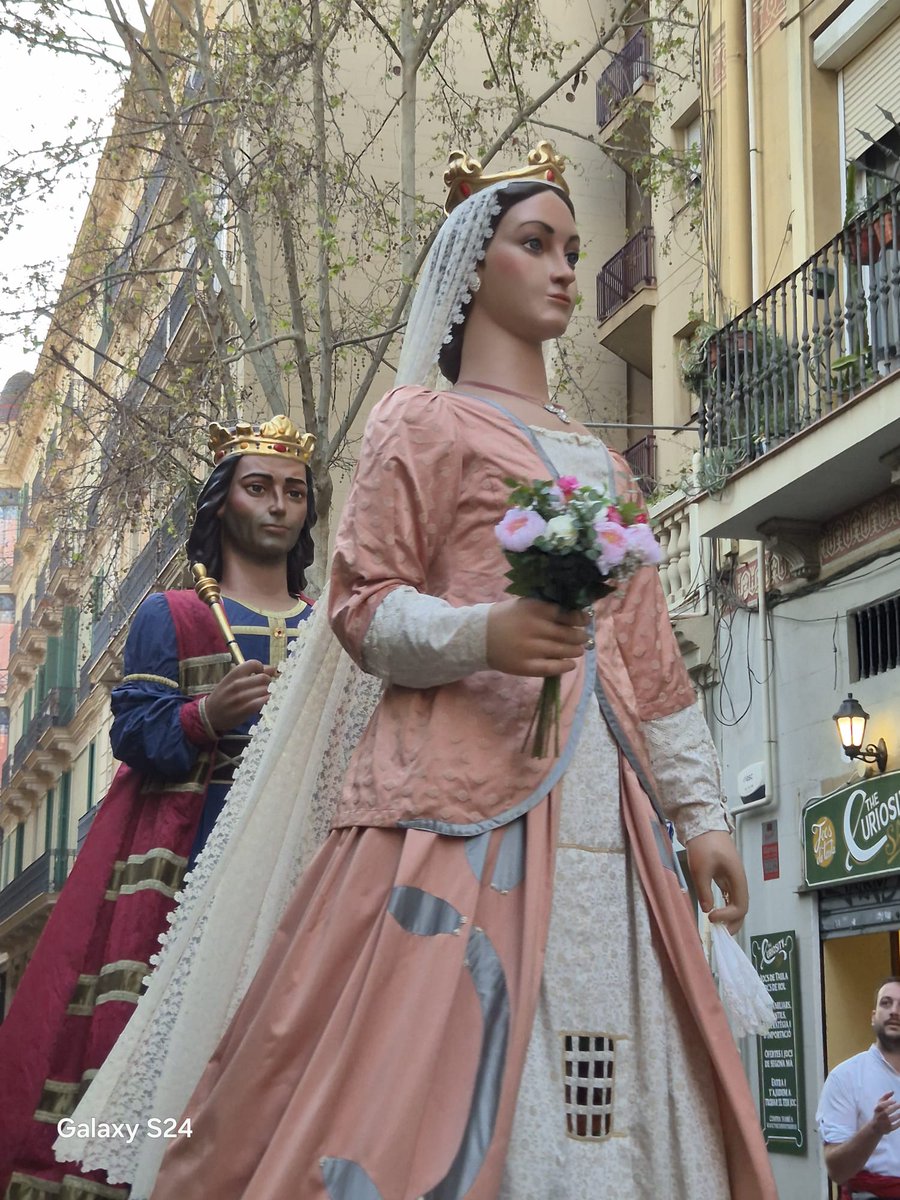 🥳Ahir vam dansar pela carrers de la Vila de Gràcia de Barcelona, convidats pels @gegantsdegracia 

👉🏼Va ser la primera vegada que en Tallaferro, la Flor d'Alba, l'Elm, la Carmeta, en Xavi i la Laia hi ballaven!

♥️Gràcies pel convit amics, ens veiem per carrers i places!