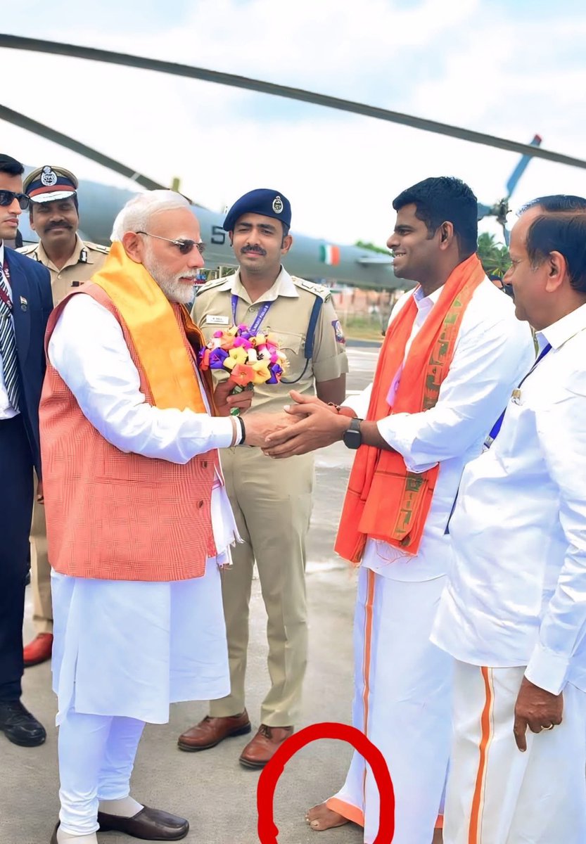 ApJayabal's tweet photo. தலைவரே உனக்கென்ன தலையெழுத்து.?
இந்தக் கொளுத்தற வெய்யில்ல, கால்ல செருப்பில்லாம நீ நடக்கிறதை பார்த்து நெஞ்சு துடிக்குது, தேகம் பதறுது...

தயவு செய்து காலணிகளை அணியுங்கள்.🙏

K.Annamalai #Annamalai Tamil Elango E #அண்ணாமலை https://t.co/DA1Q7bWQtU