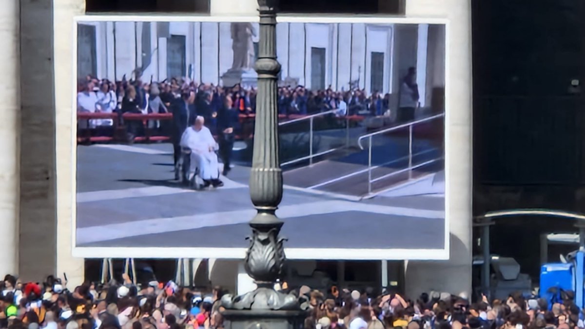 Sorpresa, <a href="/Pontifex_es/">Papa León XIV</a> apareció al final de la misa para el Jubileo de los enfermos: “Feliz domingo, gracias a todos!” En silla de ruedas y con cánulas nasales, aclamado por la multitud