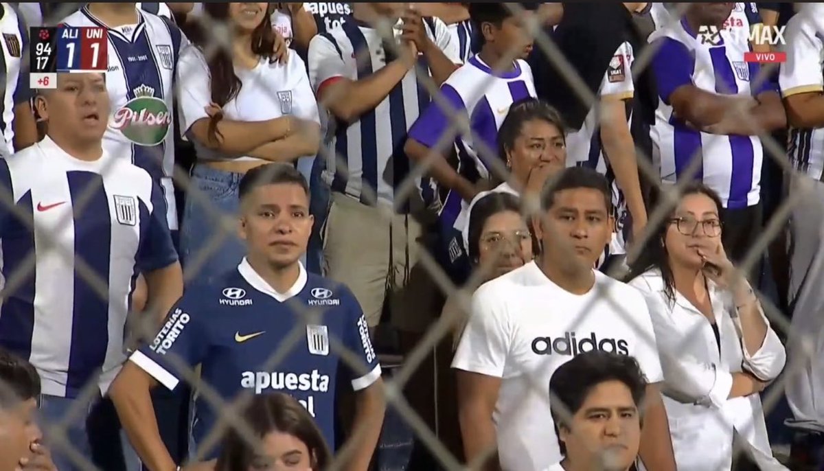 La niña triste
¿Qué tiene la niña?
¿Qué puedo yo hacer?
Para que sonría….

#universitario #clasico #ydaleu #universitariodedeportes #garracrema