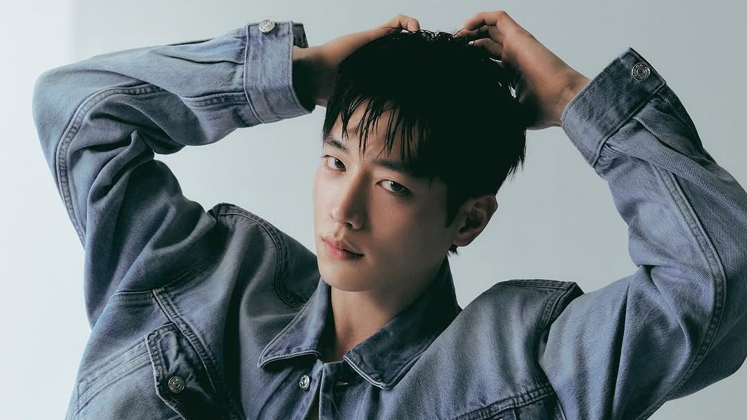 BLACKPINKGLOBAL's tweet photo. Seo Kangjoon and Park Seojoon are rumored joining the cast of Boyfriend on Demand (Monthly Boyfriend)

According to the OP, "I heard that #JISOO and Seo Kangjoon were here, so I ran outside, but it turns out they were filming — that’s a fact —. They were wearing pink varsity jacket from some university… JISOO had a headband on and looked really pretty. I also saw Park Seojoon."

#지수 @BLACKPINK @officialBLISSOO