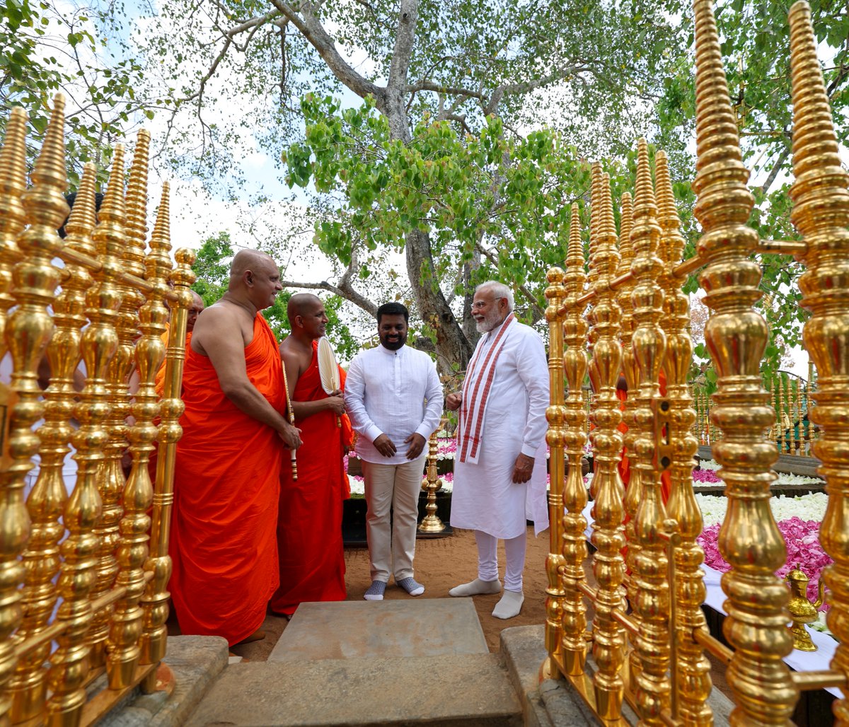 දිසානායක ජනාධිපතිතුමා සමඟ අනුරාධපුර ජය ශ්‍රී මහා බෝධීන් වහන්සේ වැඳ පුදා ගත්තෙමි. බෞද්ධයන්ගේ වඩාත්ම ගෞරවාදරයට පාත්‍ර වූ පුදබිමක කාලය ගත කිරීම කුදු බව පසක් කරන මොහොතකි. එය සාමය, බුද්ධිය සහ ආධ්‍යාත්මික අඛණ්ඩතාවය පිළිබඳ ජීවමාන සංකේතයකි. බුදුන් වහන්සේගේ ඉගැන්වීම් සැමවිටම අපට මඟ