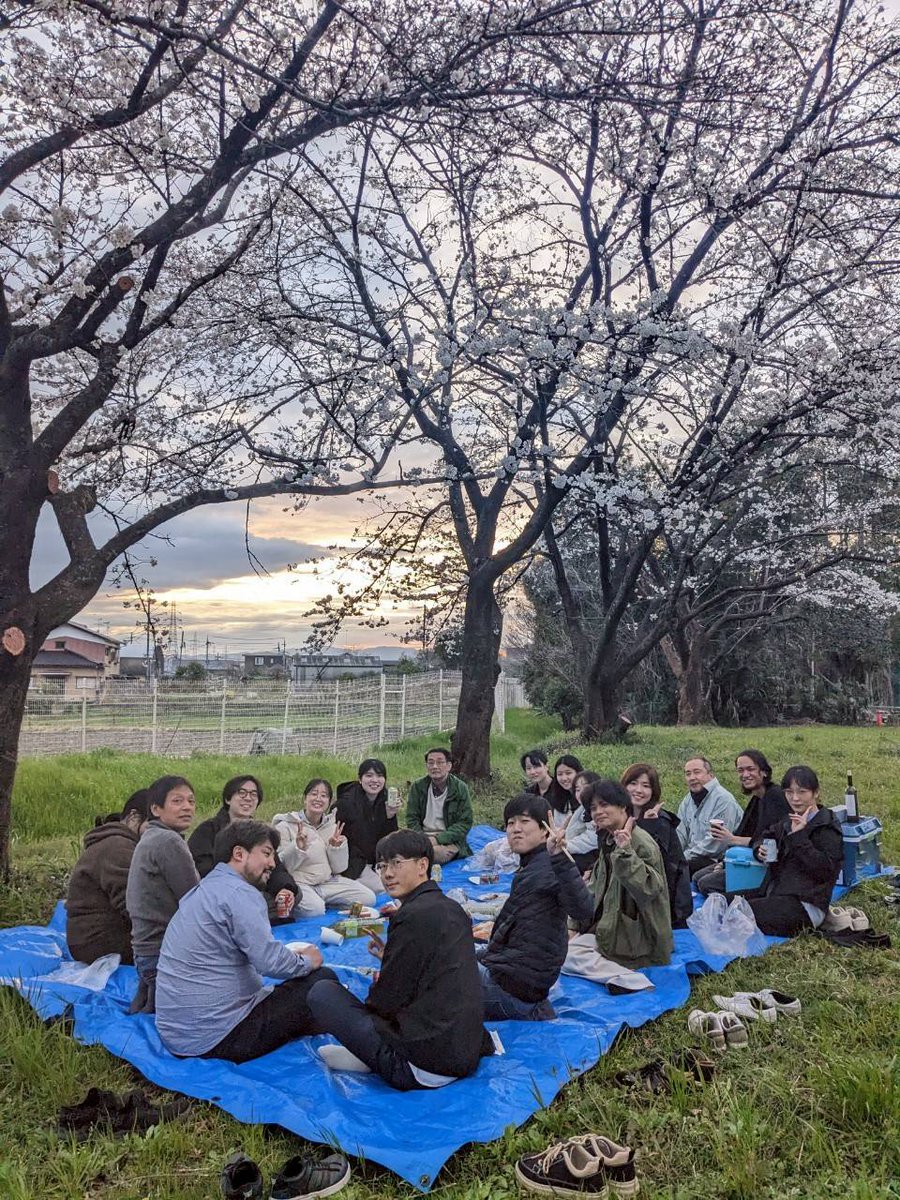 4/2　新入生歓迎会
本年度は桜の木の下で新入生歓迎会を行いました。
新入生の皆さんご入学おめでとうございます！
#新入生歓迎会　#お花見　#桜